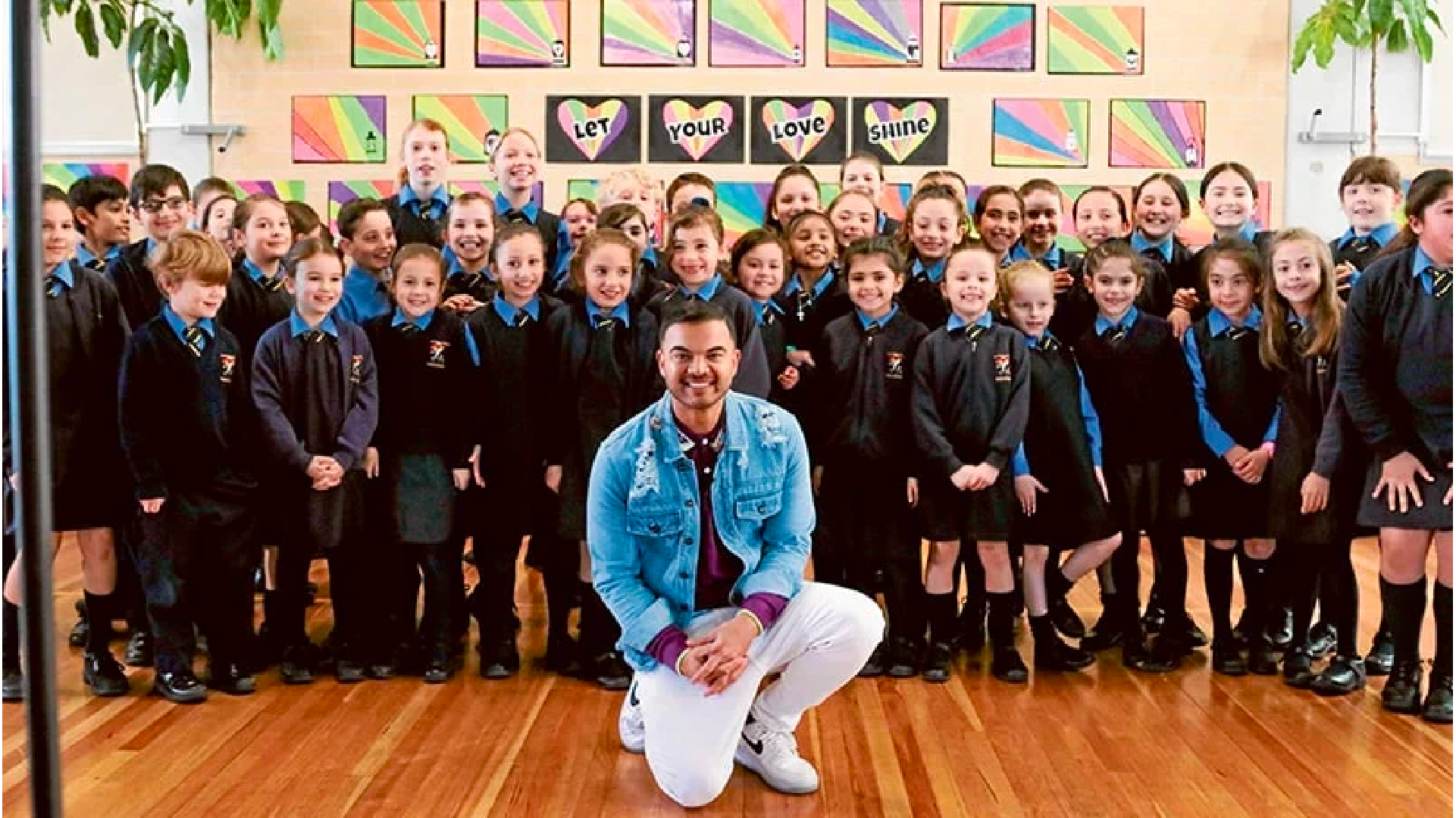 Guy Sebastian surprises a primary school choir | Insider